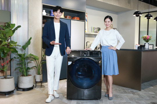 삼성전자 모델이 삼성 디지털프라자 강남본점에서 건조기를 소개하고 있다. 삼성전자는 국내 건조기 시장에서 7월 이후 50% 이상 점유율을 기록하며 1위를 차지했다고 6일 밝혔다. <삼성전자 제공>